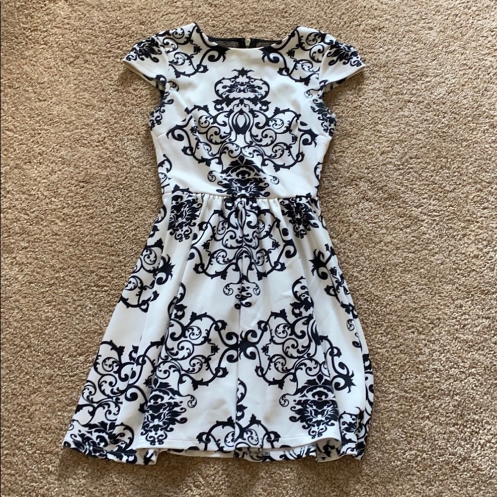 Black and white design dress with mesh back